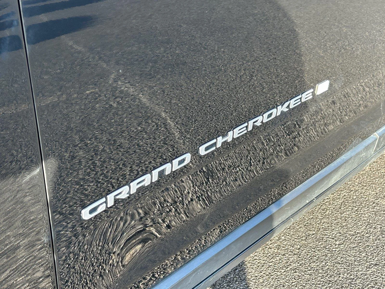 Used 2024 Diamond Black Crystal Pearlcoat Jeep Limited image 11