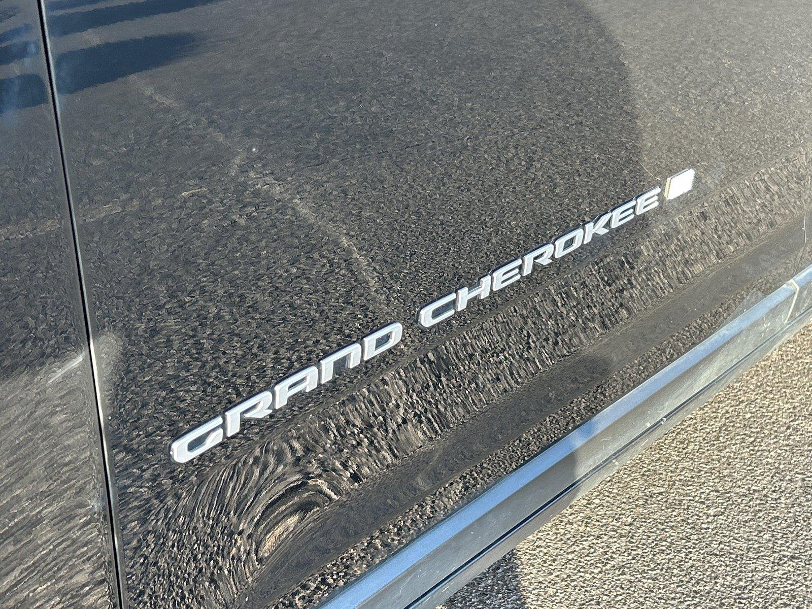 Used 2024 Diamond Black Crystal Pearlcoat Jeep Limited image 11