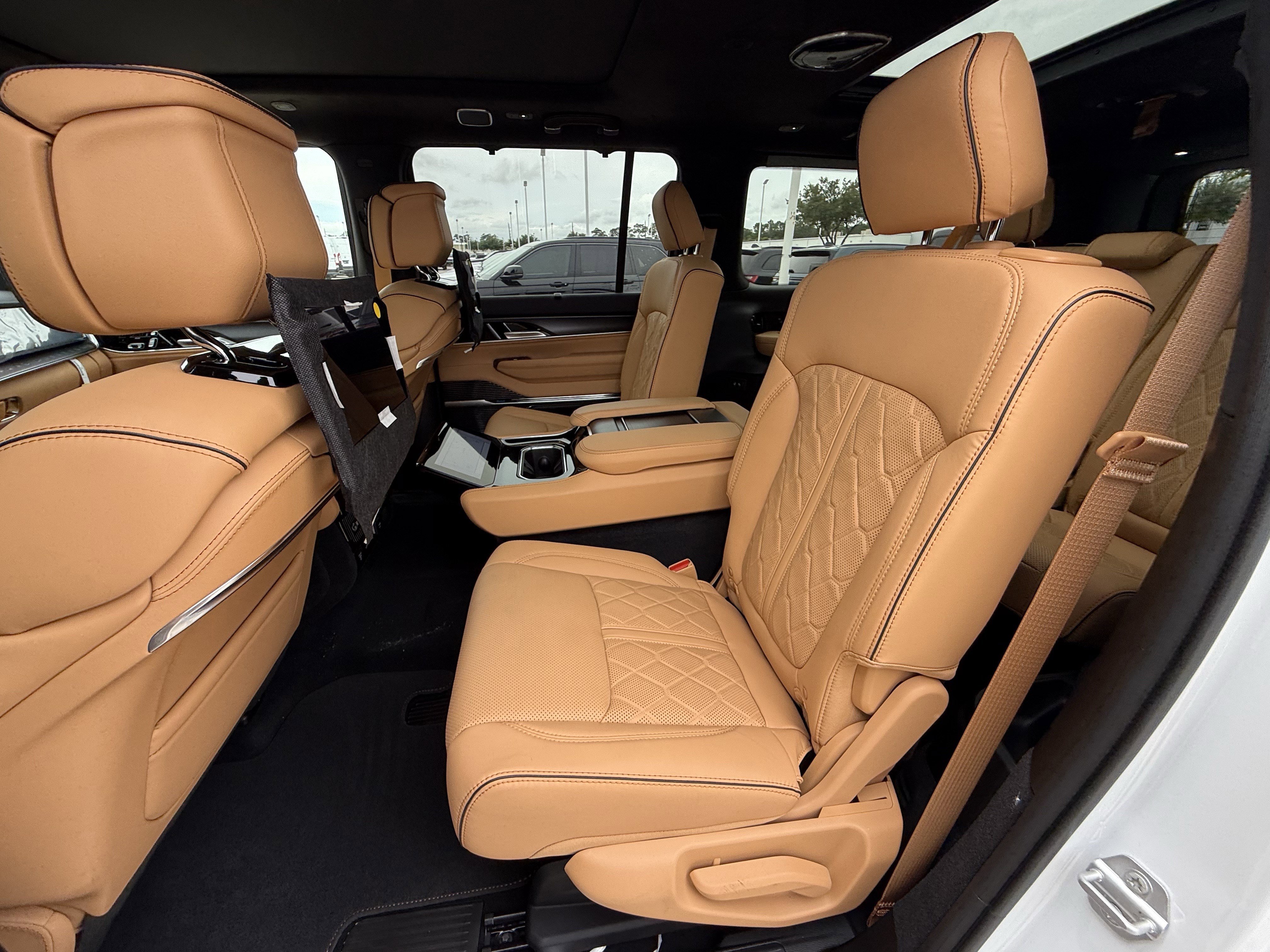 New 2026 Bright White Clear-Coat Exterior Paint Jeep Summit Reserve image 15