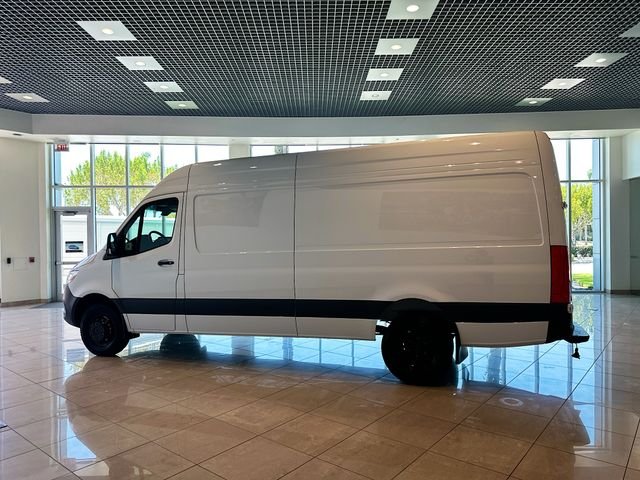 New 2026 Arctic White Mercedes-Benz Cargo 170 WB image 4
