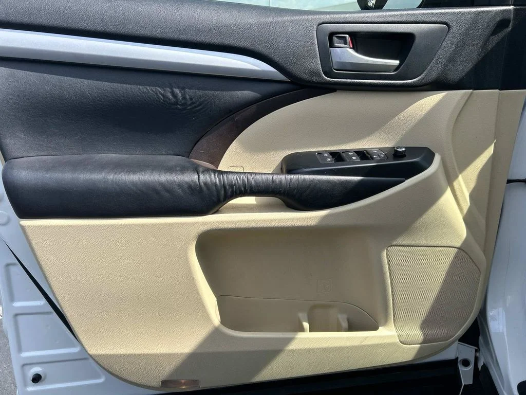 Used 2016 White Toyota XLE V6 image 20