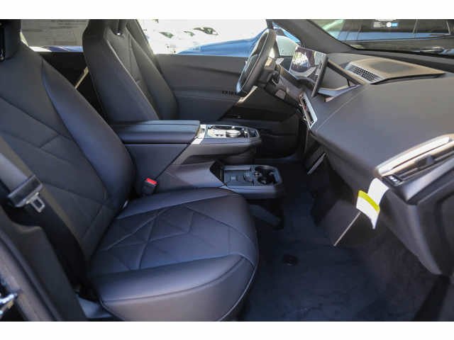 Used 2026 Alpine White BMW xDrive60 image 13