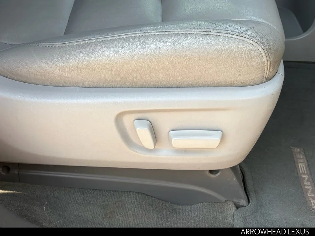 Used 2015 Gray Toyota XLE image 34