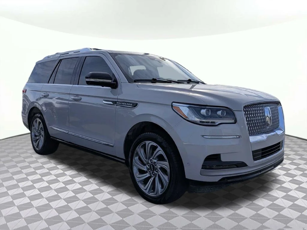 Used 2024 Pearl Metallic Lincoln Reserve image 1
