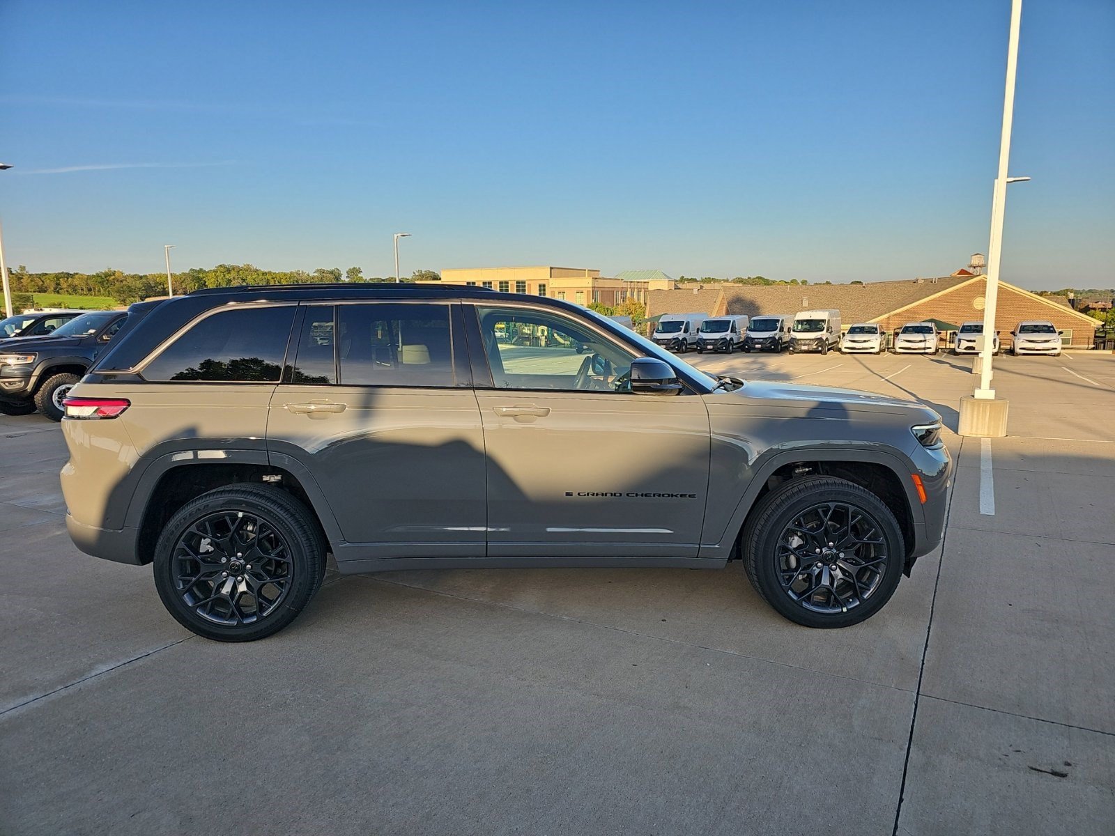 New 2027 Sting-Gray Clearcoat Jeep Summit image 6