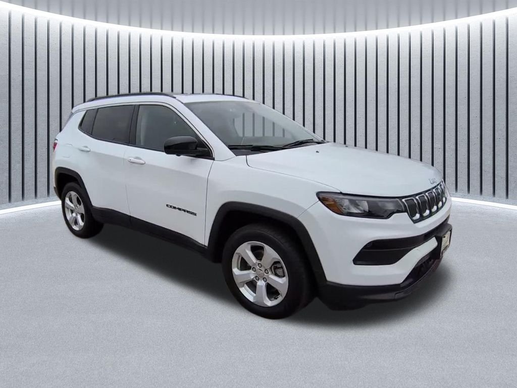 Used 2022 White Jeep Latitude image 13