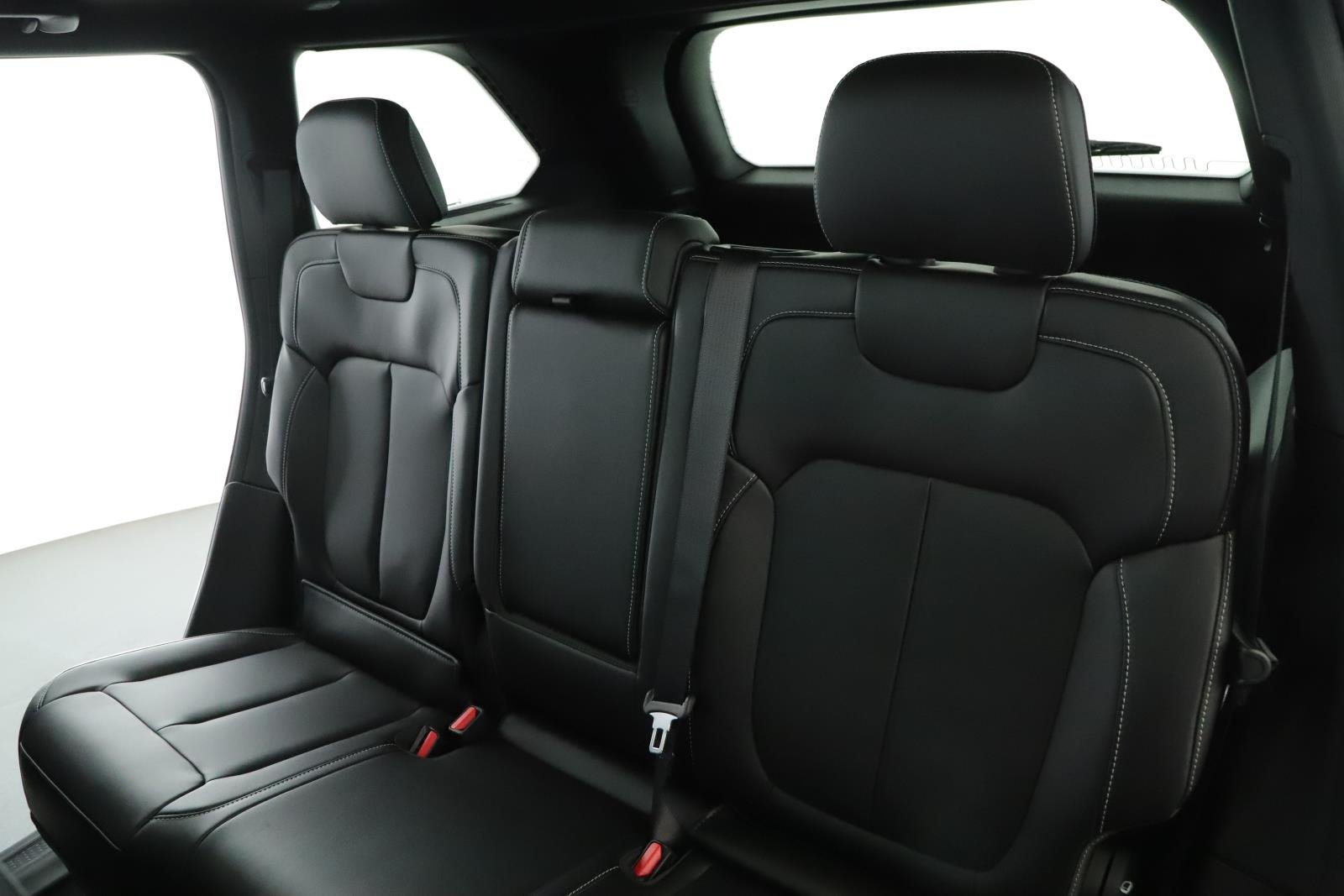 New 2026 Diamond Black Crystal Pearl-Coat Exterior Paint Jeep Limited image 4