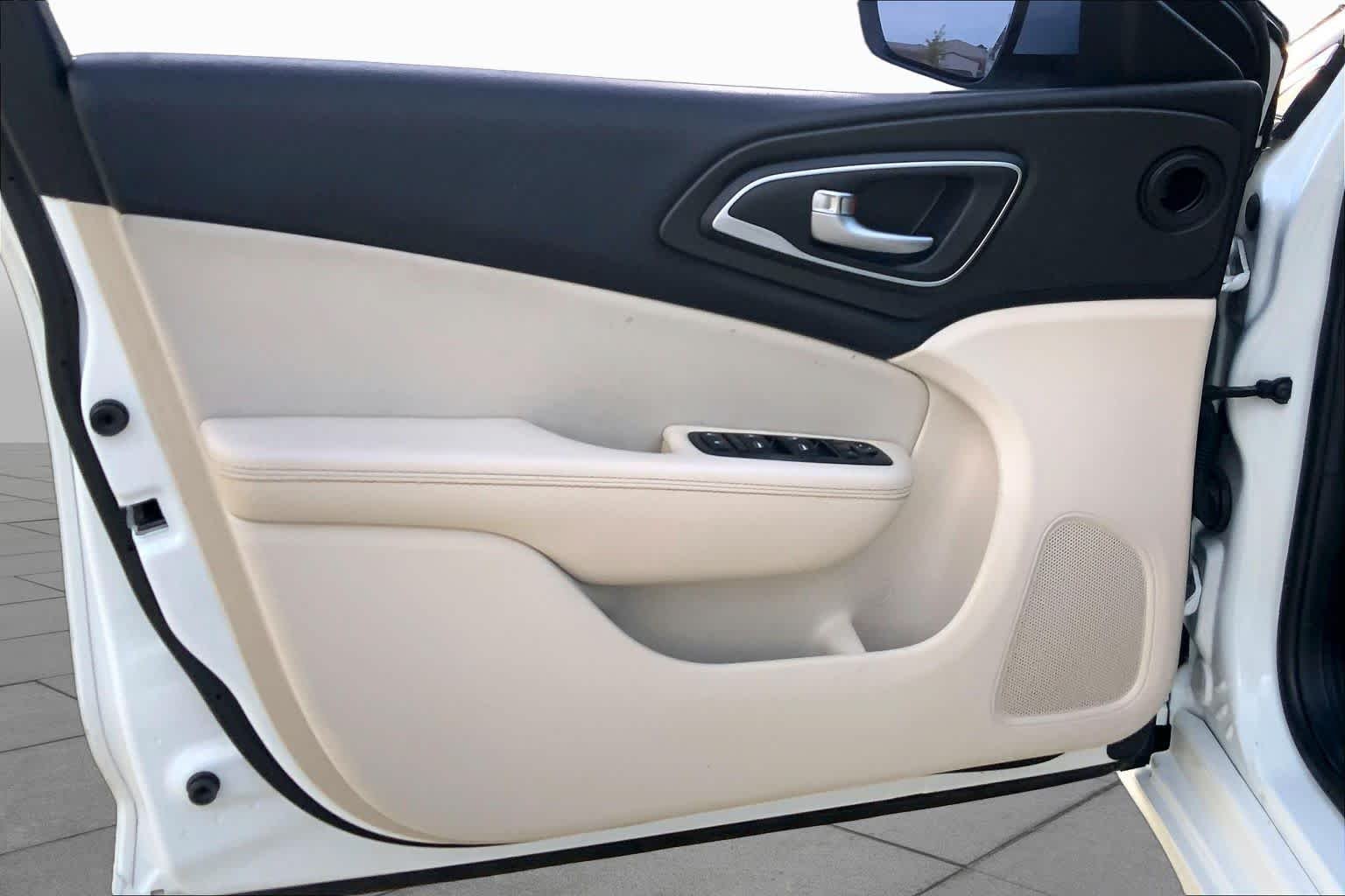 Used 2015 Bright White Clearcoat Chrysler Limited image 18
