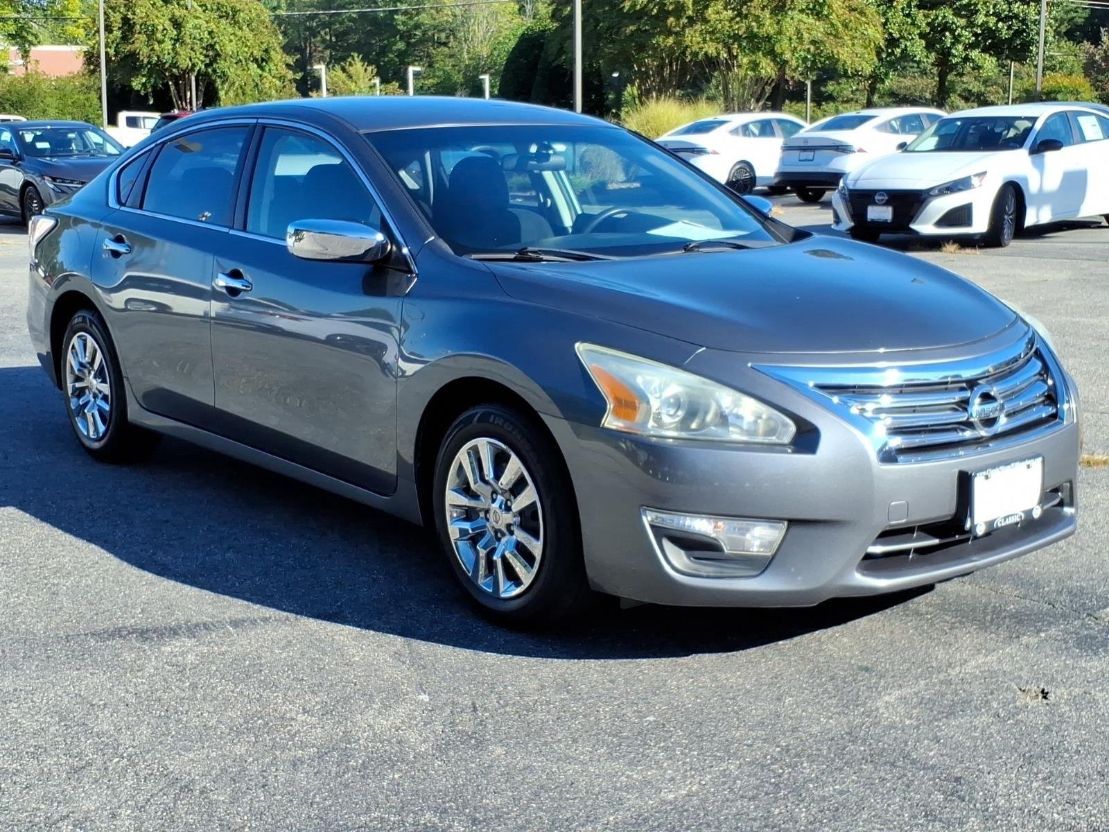 Used 2014 Gun Metallic Nissan 2.5 S image 5