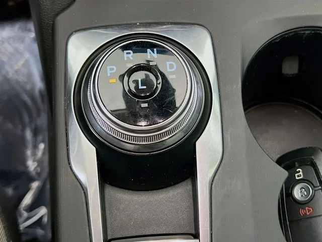 Used 2020 Oxford White Ford SE image 18