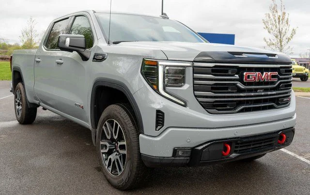 Used 2025  GMC AT4 image 4