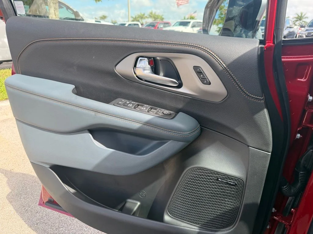 New 2027 Red Hot Pearl-Coat Exterior Paint Chrysler Pinnacle image 24