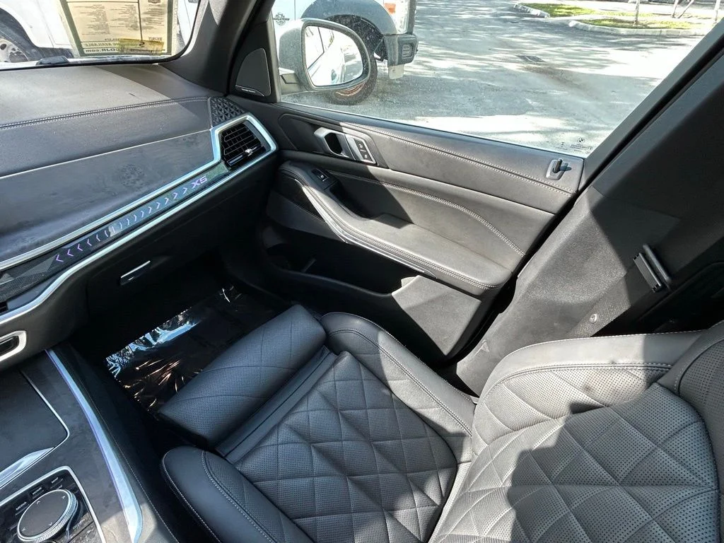 Used 2025 White BMW xDrive40i image 11