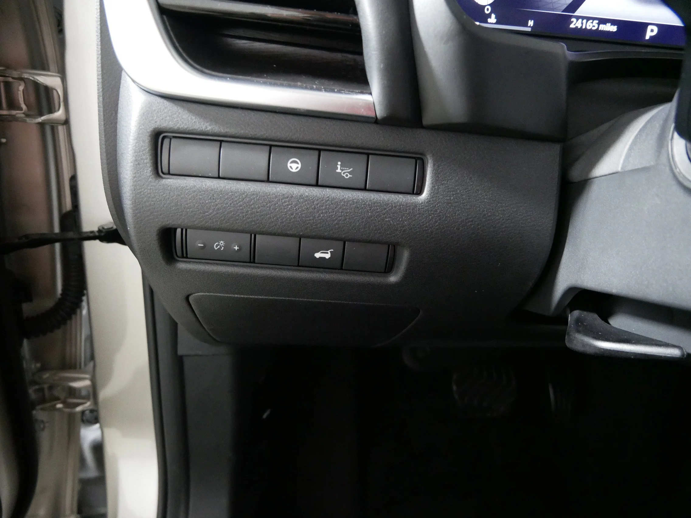 Used 2021 Champagne Silver Metallic Nissan Platinum image 26