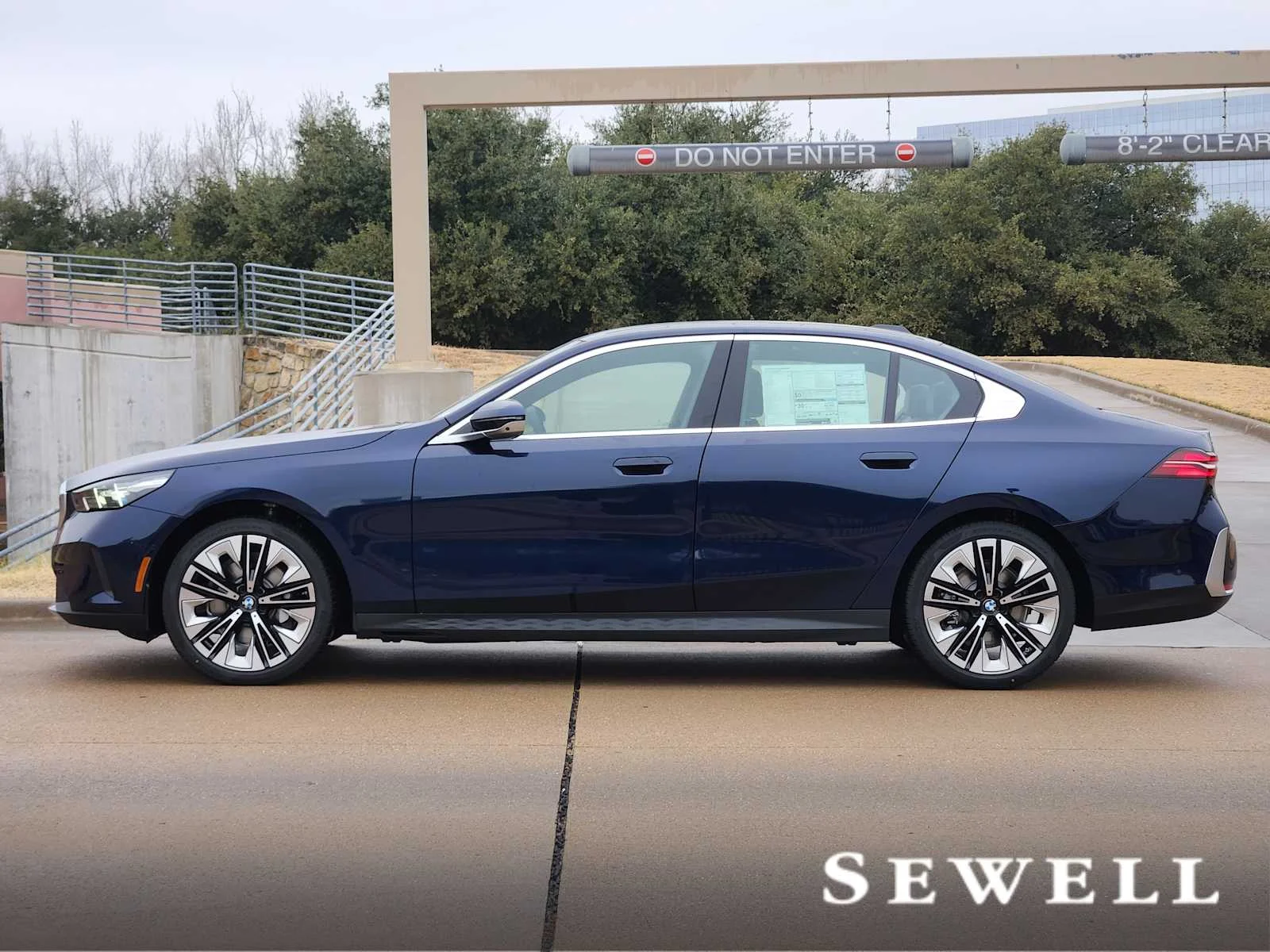 New 2026 Tanzanite Blue II Metallic BMW 530i xDrive image 2