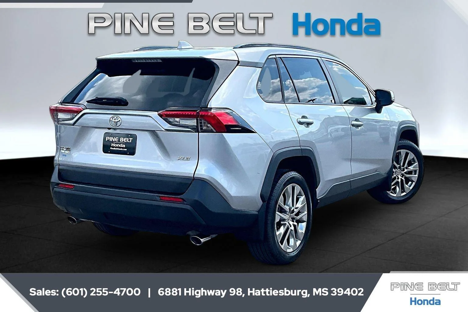 Used 2023 Silver Sky Metallic Toyota XLE Premium image 11