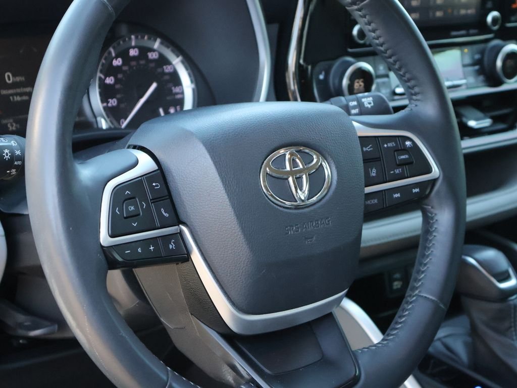 Used 2022 Silver Toyota XLE image 19