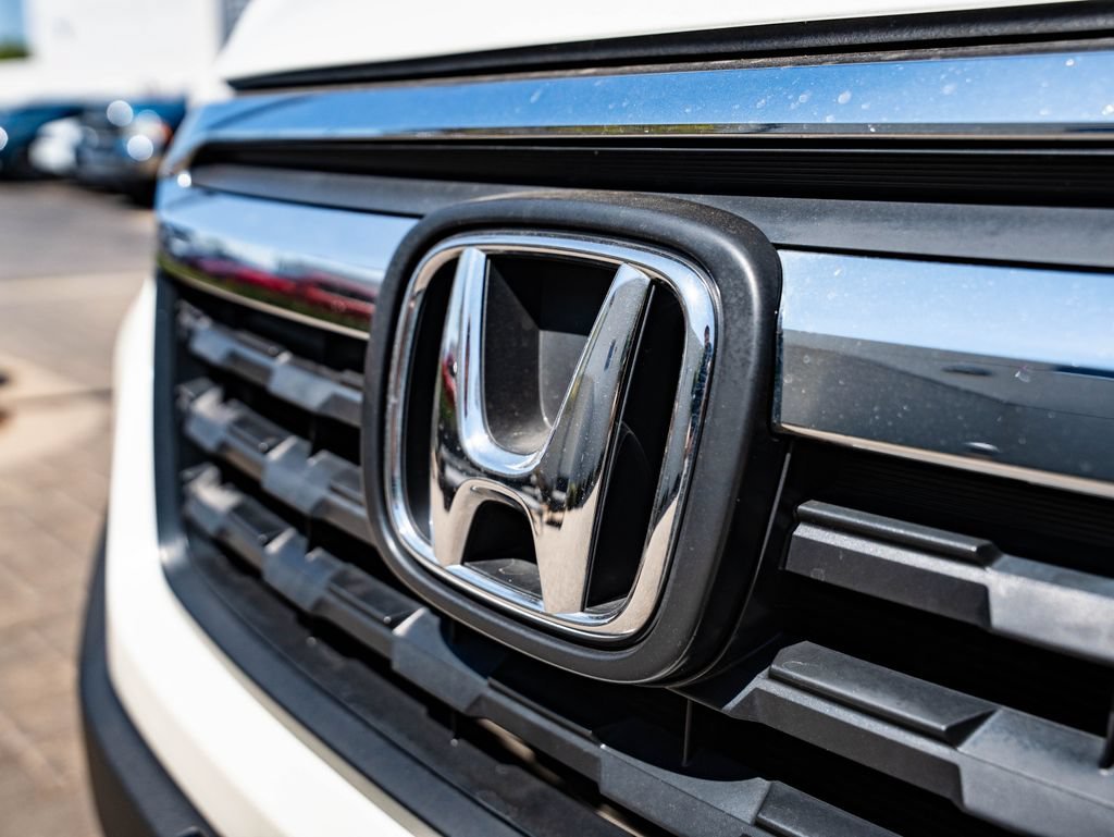 Used 2017 White Diamond Pearl Honda RTL image 3