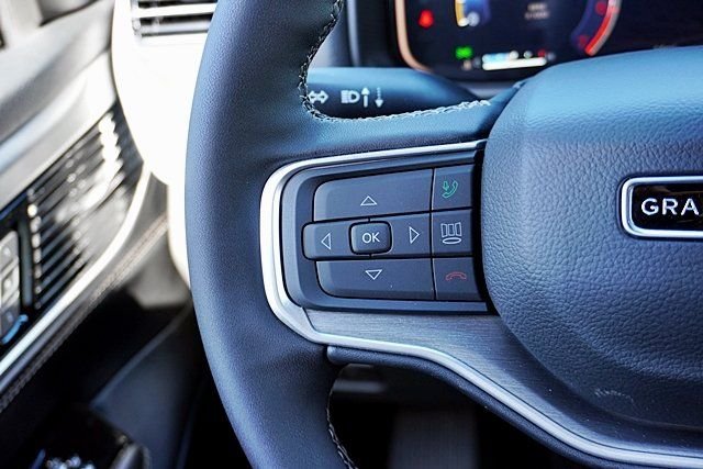 New 2026 Bright White Clear-Coat Exterior Paint Jeep Limited Altitude image 40