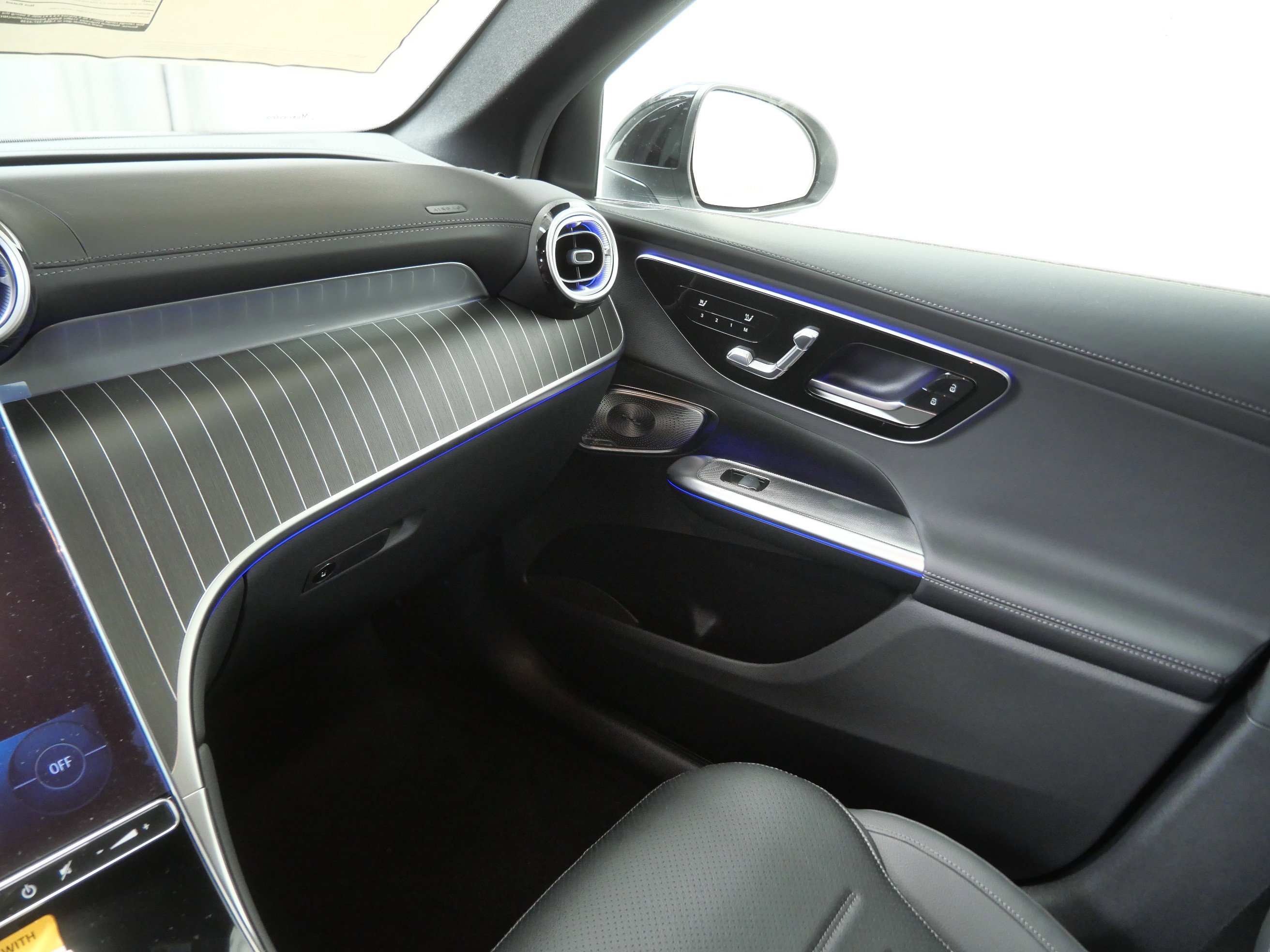 New 2026 MANUFAKTUR Moonlight White Metallic Mercedes-Benz GLC 300 image 16