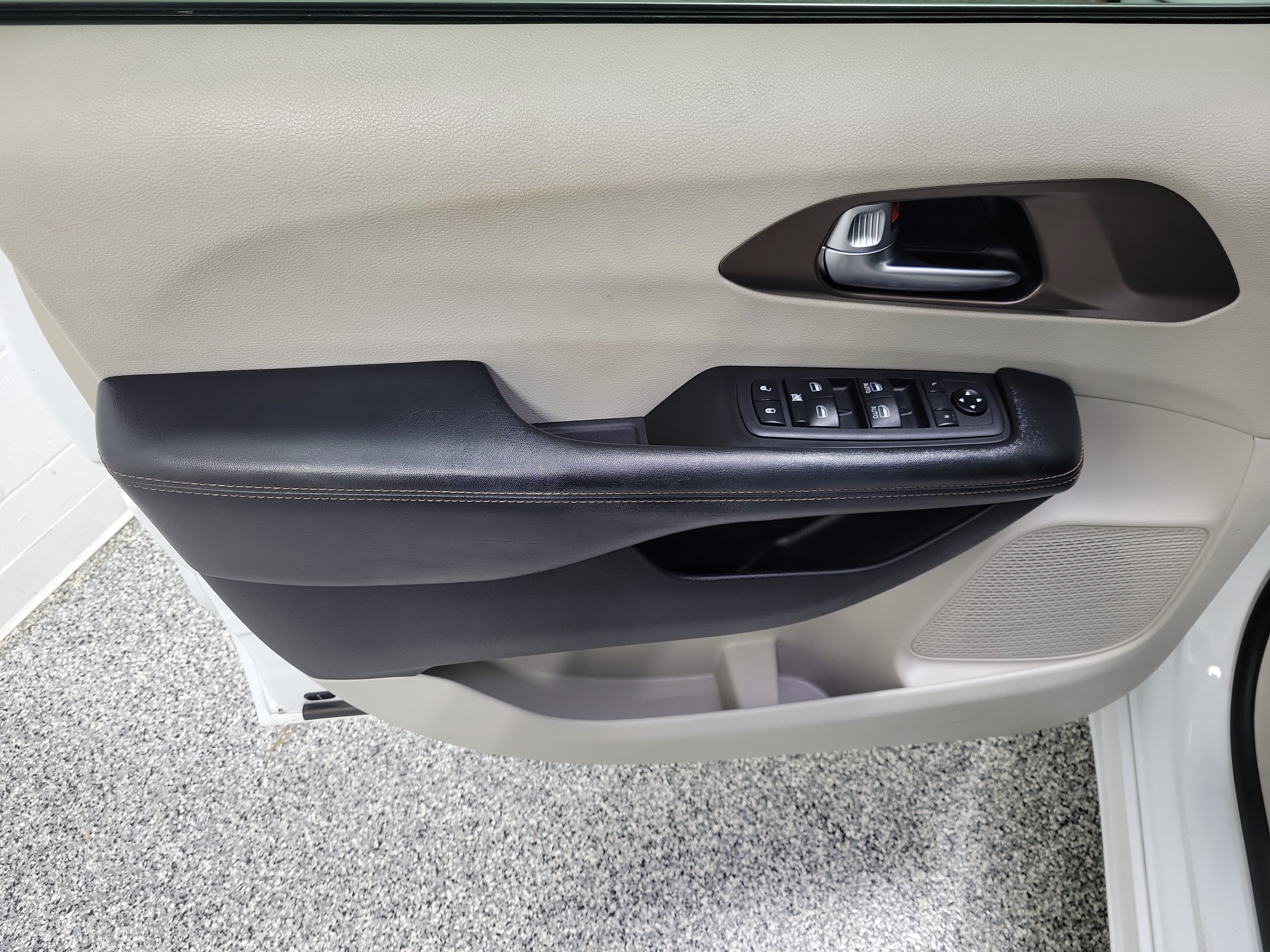 Used 2019 Bright White Clearcoat Chrysler Touring L image 18