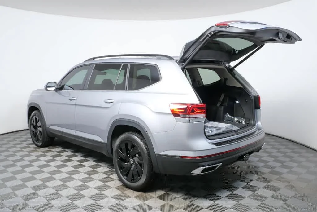 New 2026 Silver Mist Metallic Volkswagen 2.0T SE w/Technology image 34