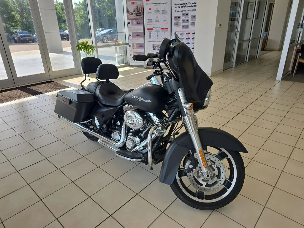 Used 2012  Harley-Davidson MOTORCYCLE image 2