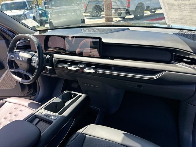 Certified Used 2026 Ebony Black Kia Wind image 32