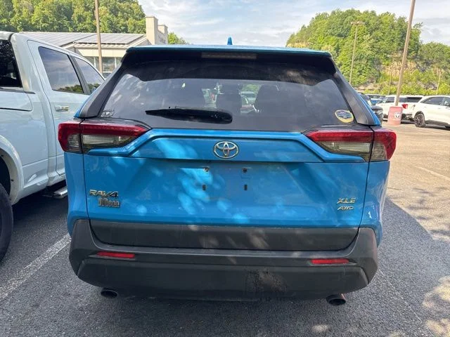 Used 2019 Blue Toyota XLE Premium image 3