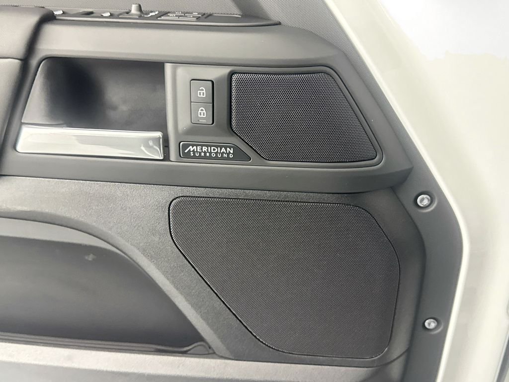 Used 2025 White Land Rover X-Dynamic SE image 18
