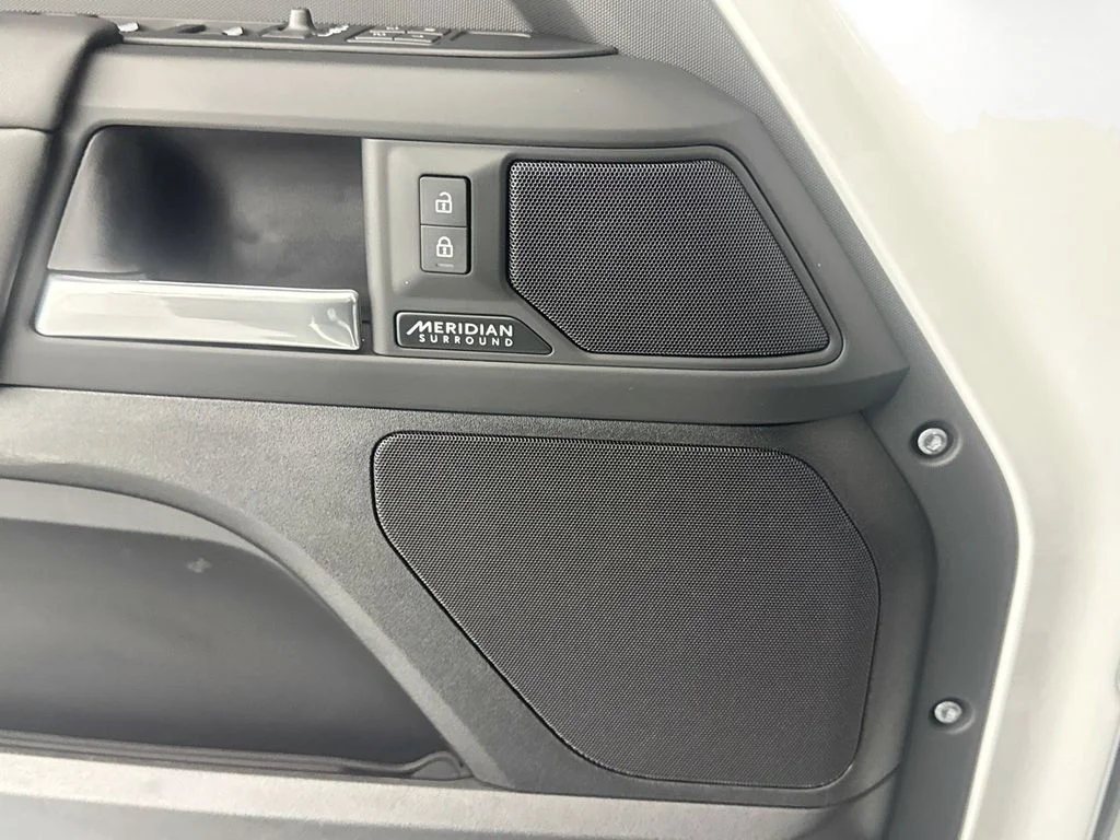 Used 2025 White Land Rover X-Dynamic SE image 18