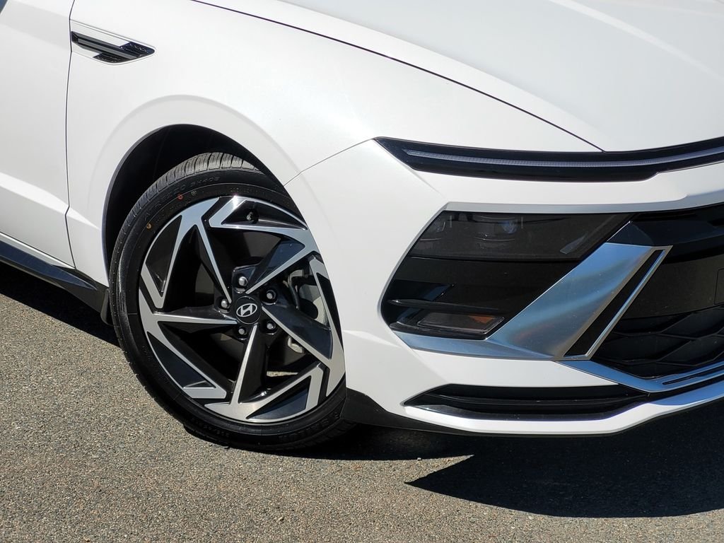 Used 2024 White Hyundai SEL image 9