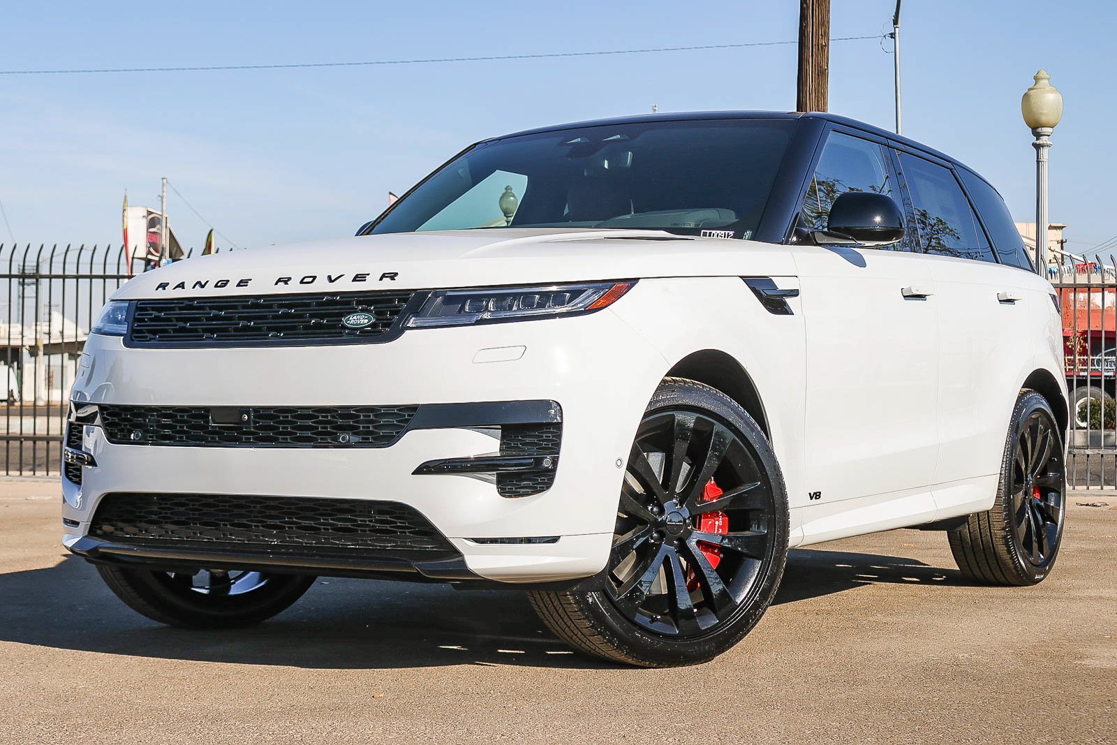 New 2026 Fuji White LAND ROVER Dynamic SE image 1