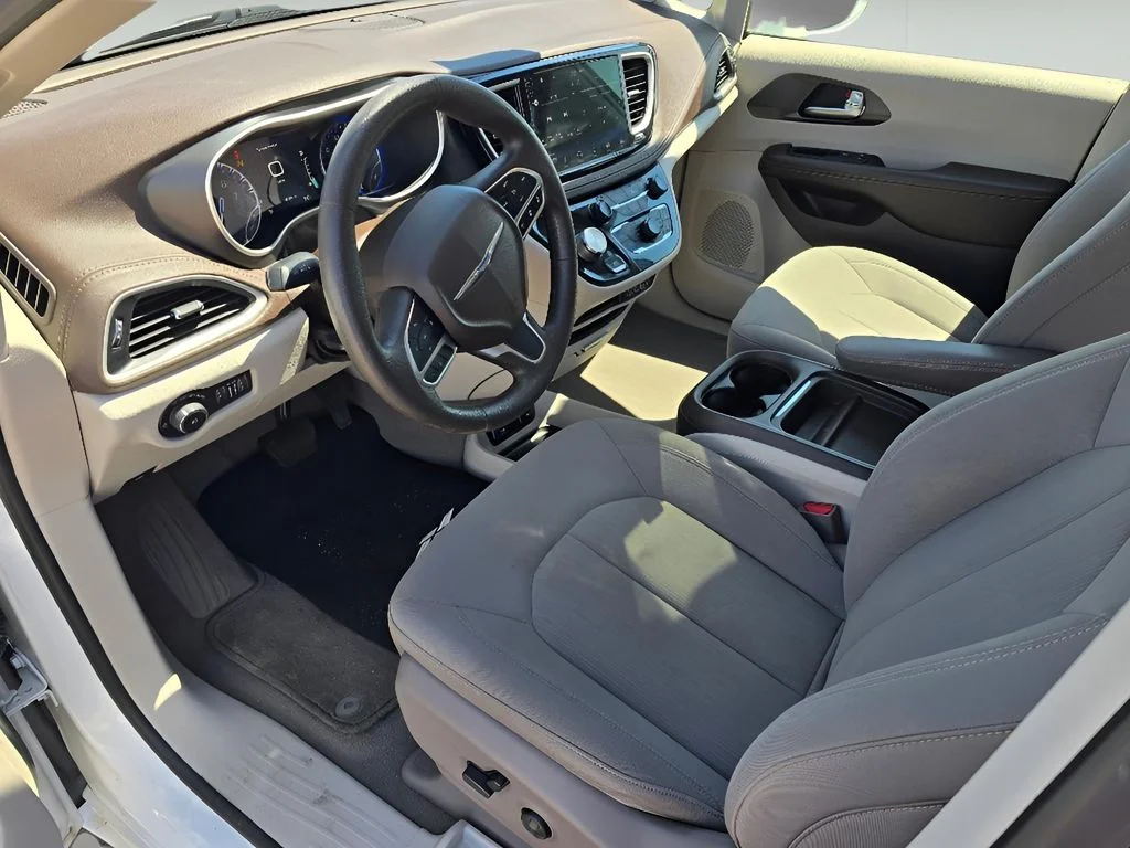 Used 2021 Bright White Clearcoat Chrysler Touring image 10