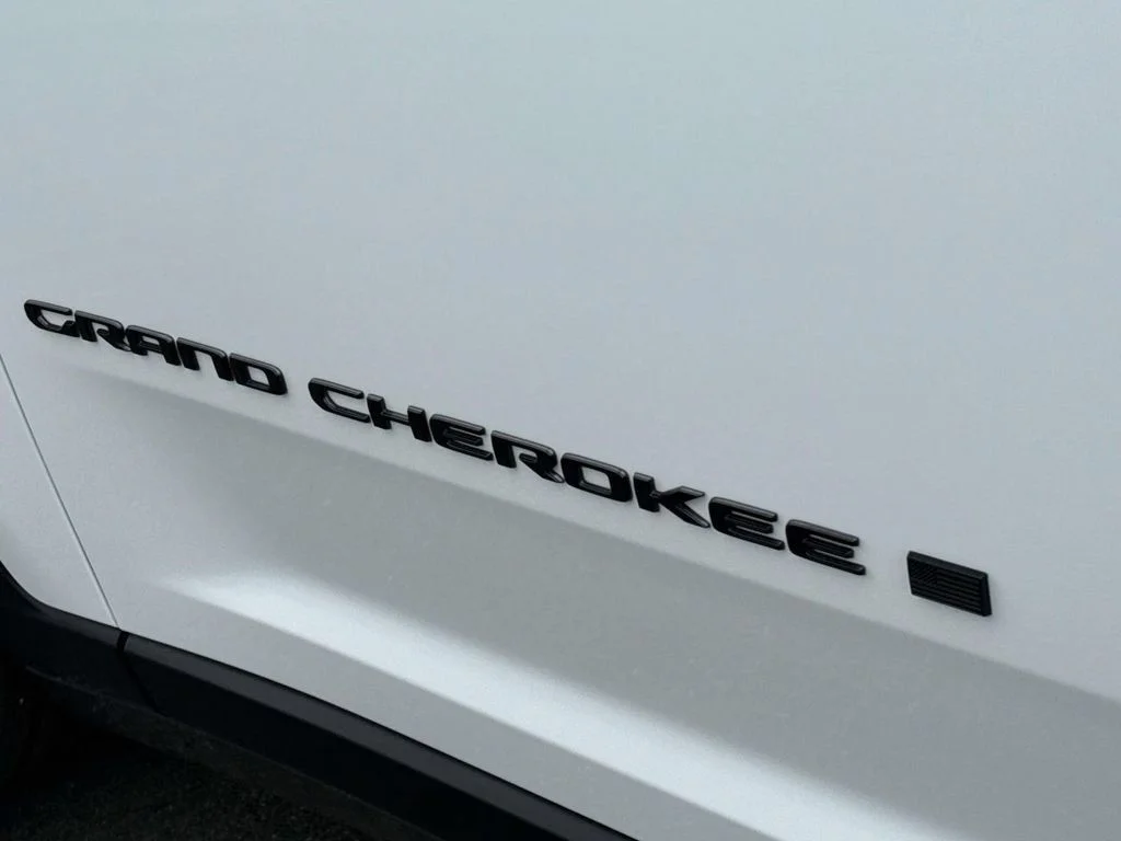 New 2026 Bright White Clear-Coat Exterior Paint Jeep Limited image 5