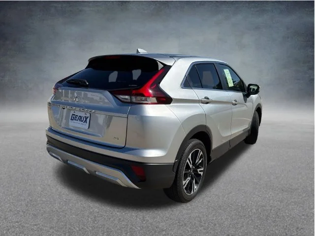Used 2025 Silver Mitsubishi SE image 11