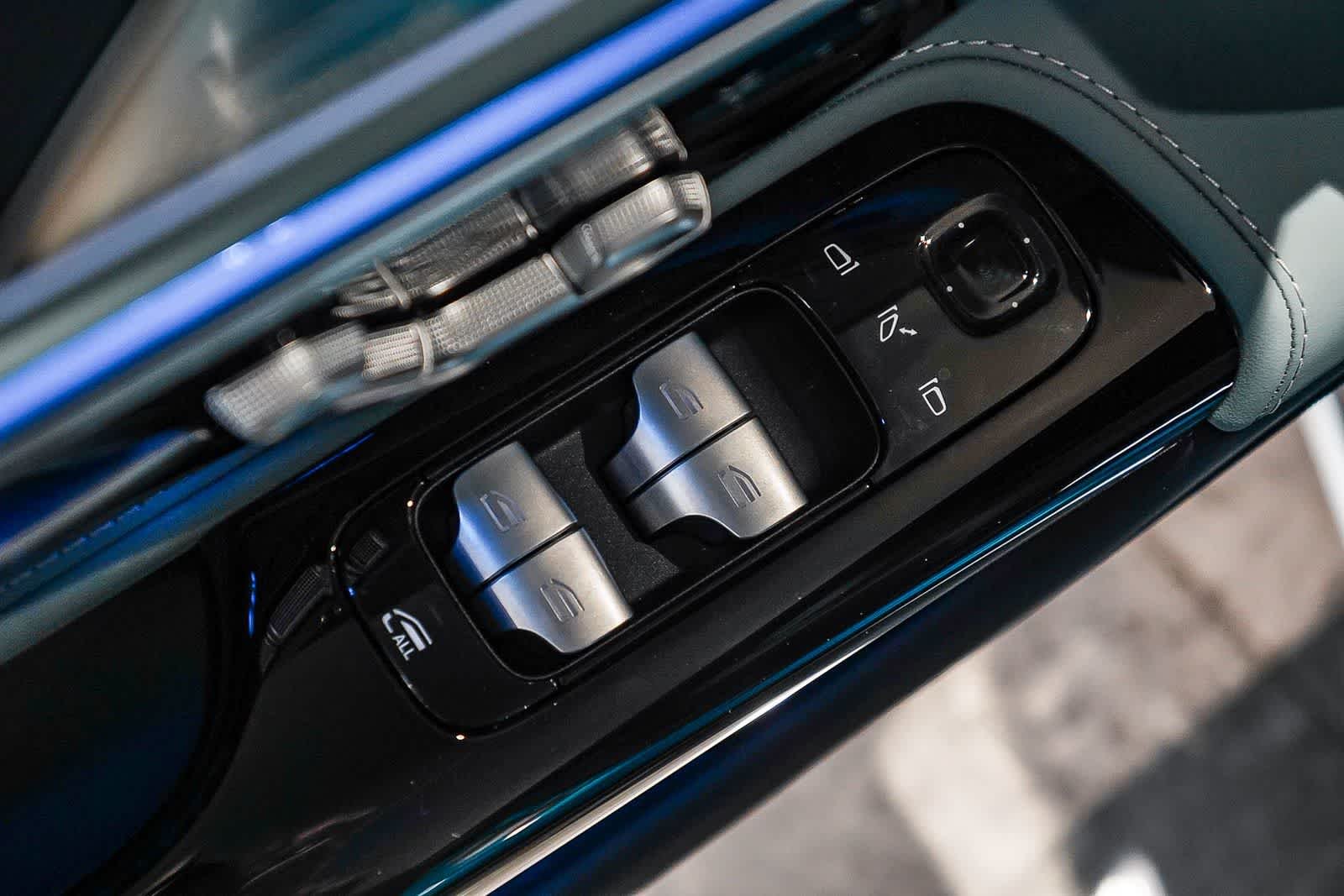 Used 2025 MANUFAKTUR Hyper Blue Metallic Mercedes-Benz AMG® SL 43 image 22
