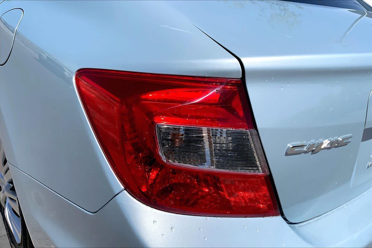 Used 2012 Alabaster Silver Metallic Honda LX image 24