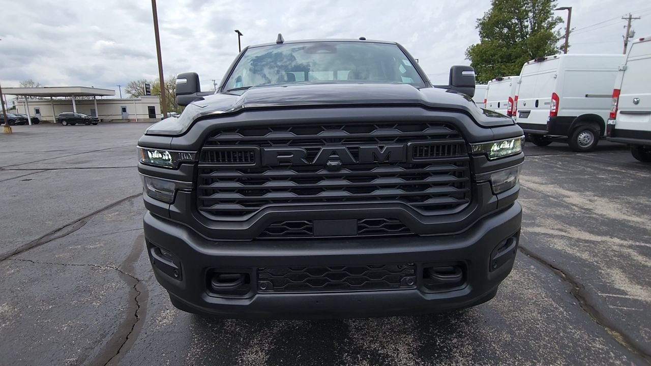 New 2026 Diamond Black Crystal Pearl-Coat Exterior Paint RAM Tradesman image 3