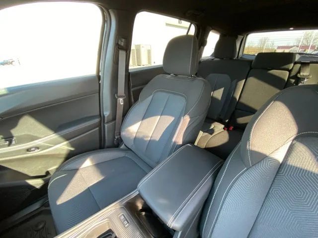 New 2026 Diamond Black Crystal Pearl-Coat Exterior Paint Jeep Laredo image 9
