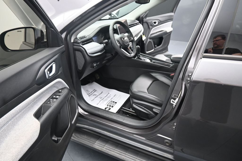 Used 2022 Gray Jeep Latitude image 15