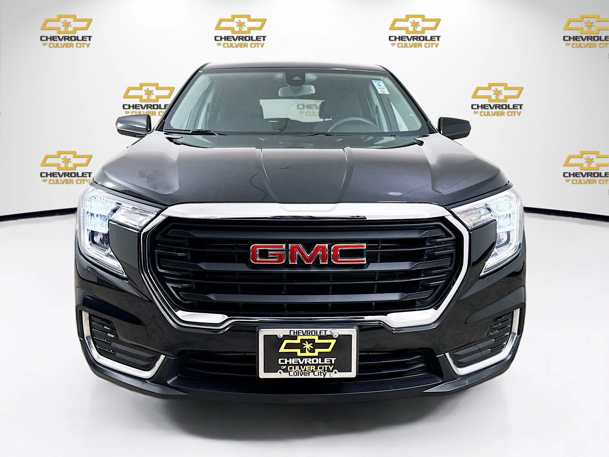 Used 2023 Ebony Twilight Metallic GMC SLE image 2