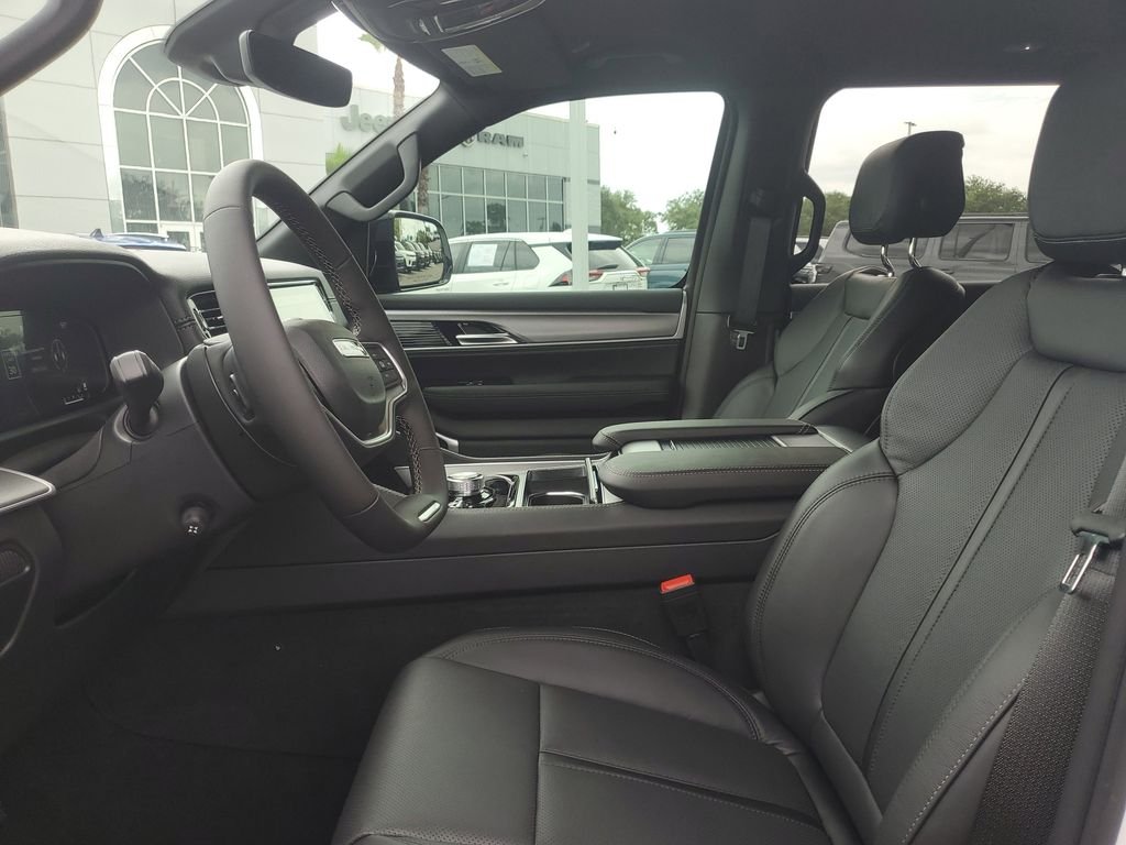 New 2026 Bright White Clear-Coat Exterior Paint Jeep Limited Altitude image 11