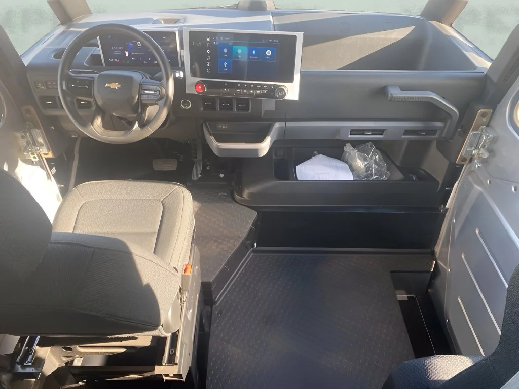 Used 2025 White Chevrolet 600 image 14