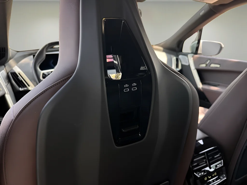 Used 2023 White BMW M60 image 20