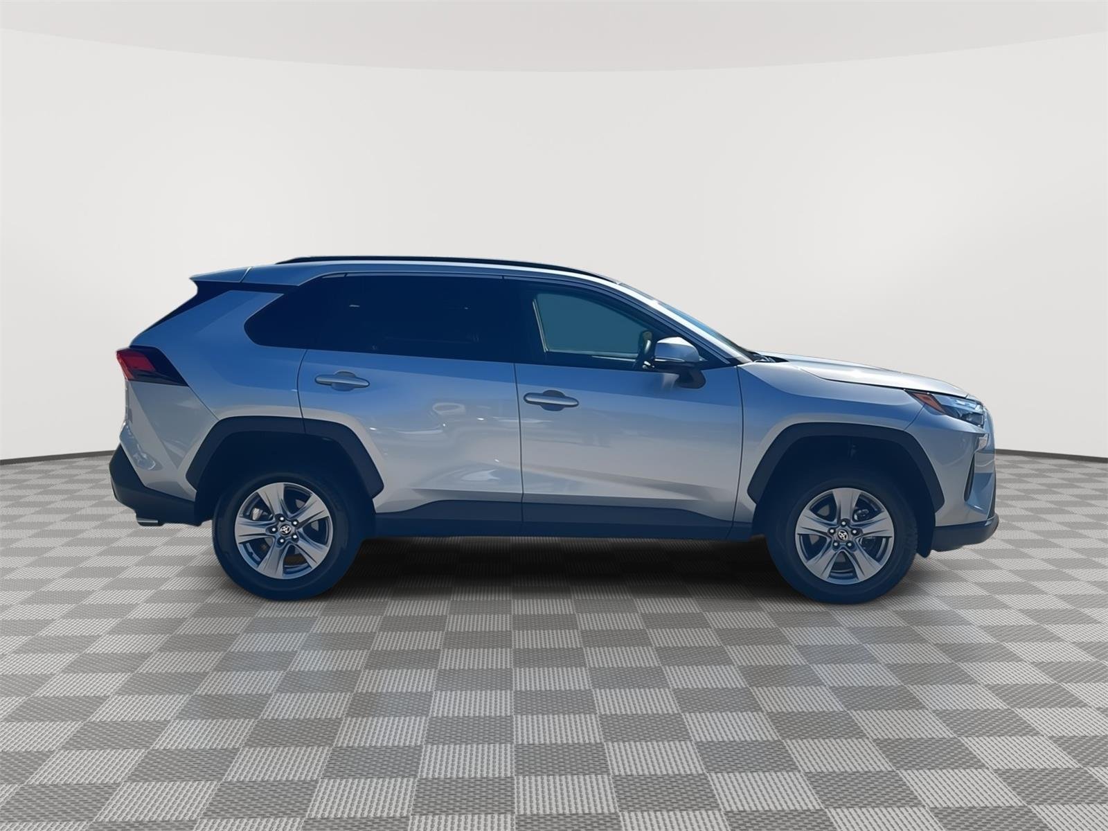 2025 Toyota RAV4 XLE - Photo 4