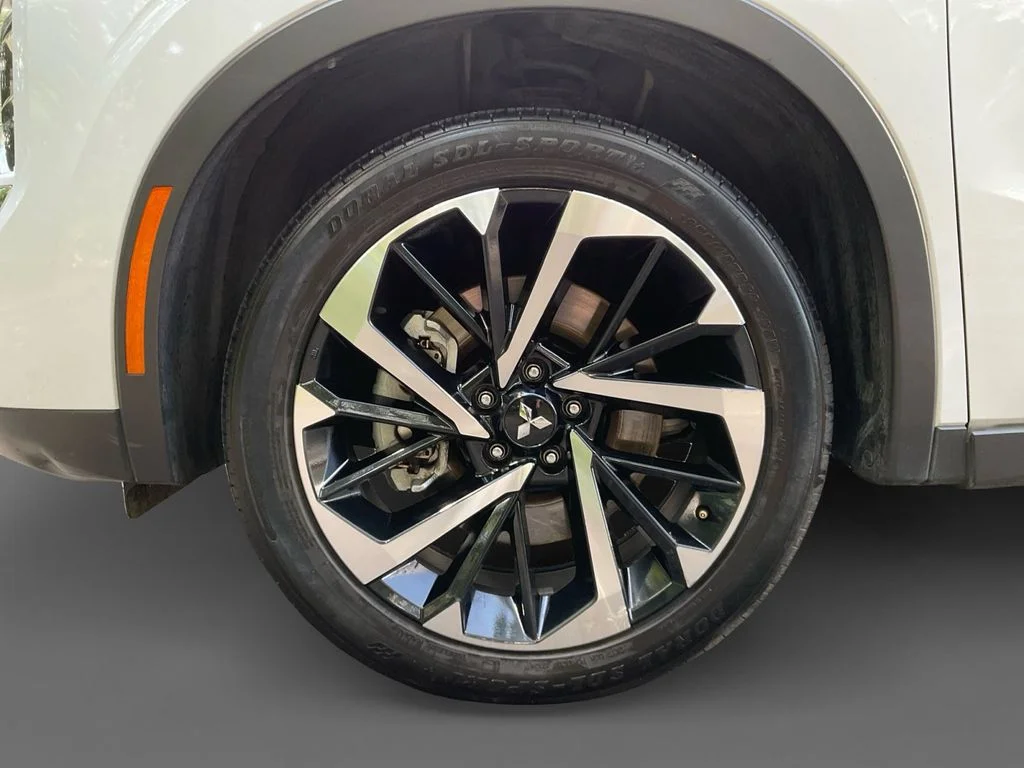 Used 2023 White Mitsubishi SE Special Edition image 15
