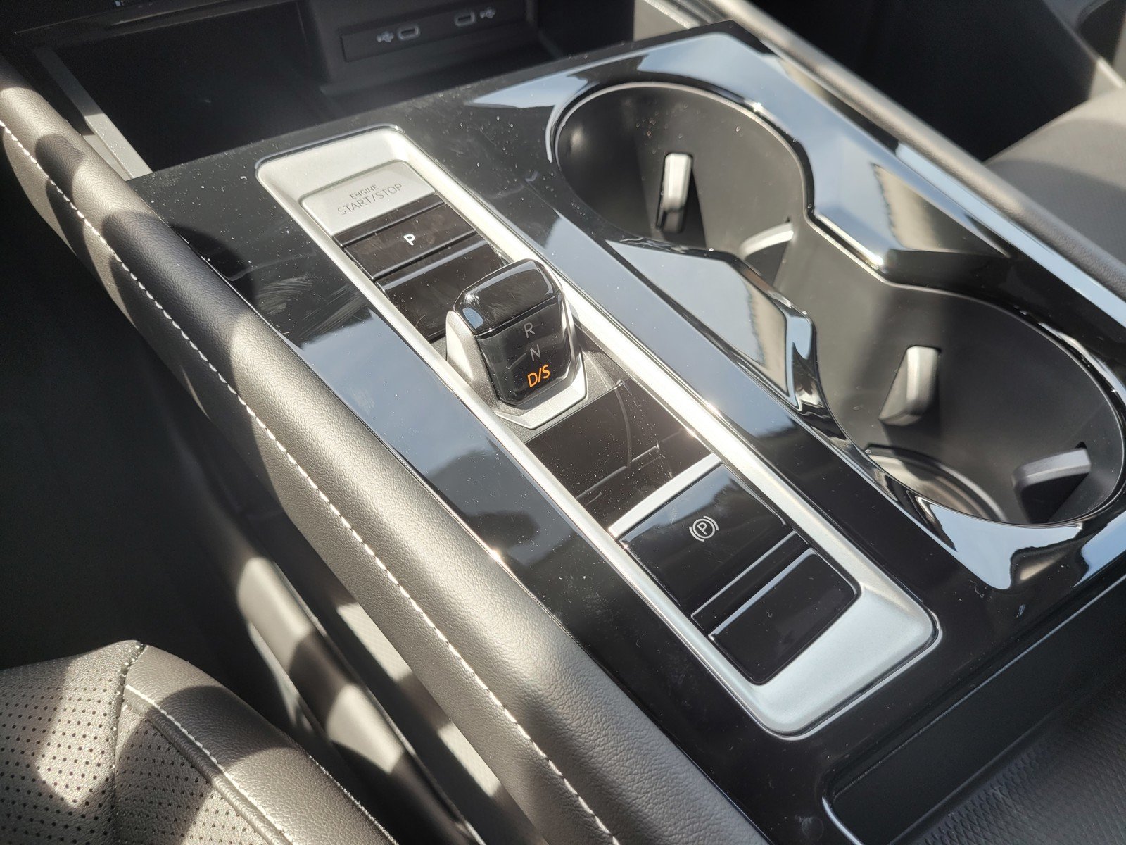 New 2024 White Volkswagen 2.0T SE w/Technology image 12