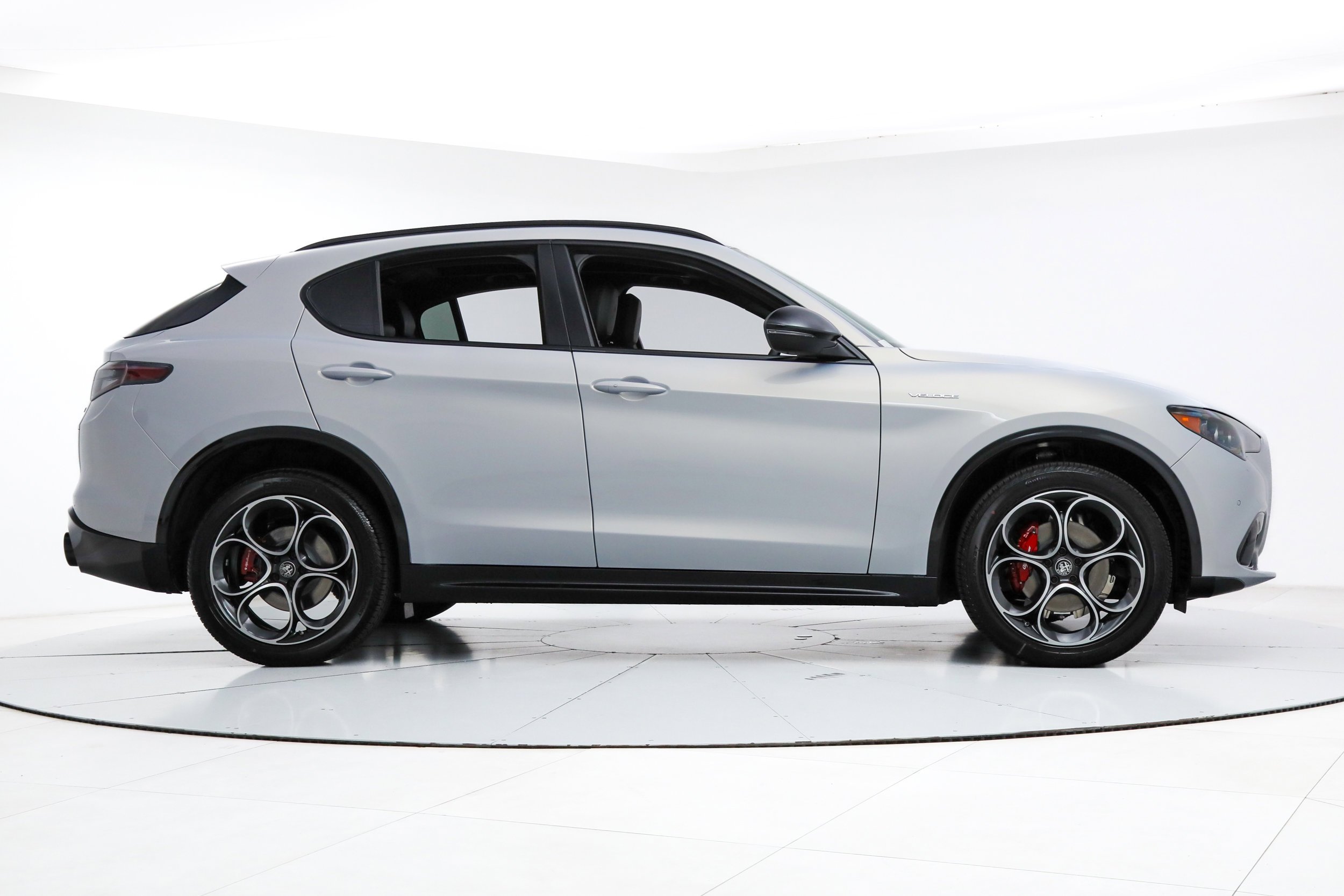 New 2026 Moonlight Gray Metallic Exterior Paint Alfa Romeo  image 6