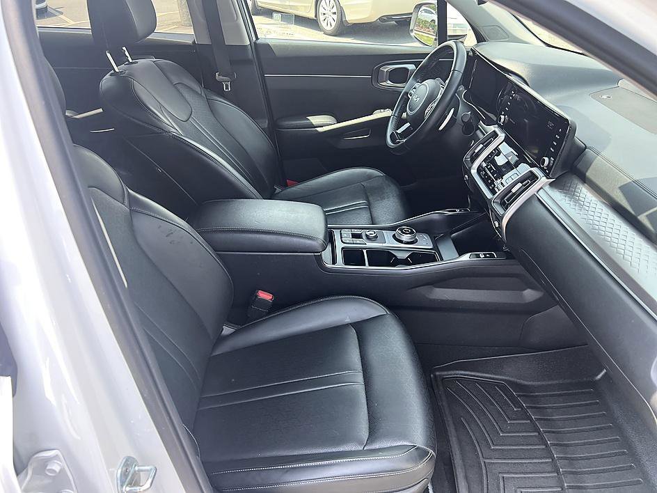 Used 2022 Snow White Pearl Kia EX image 17